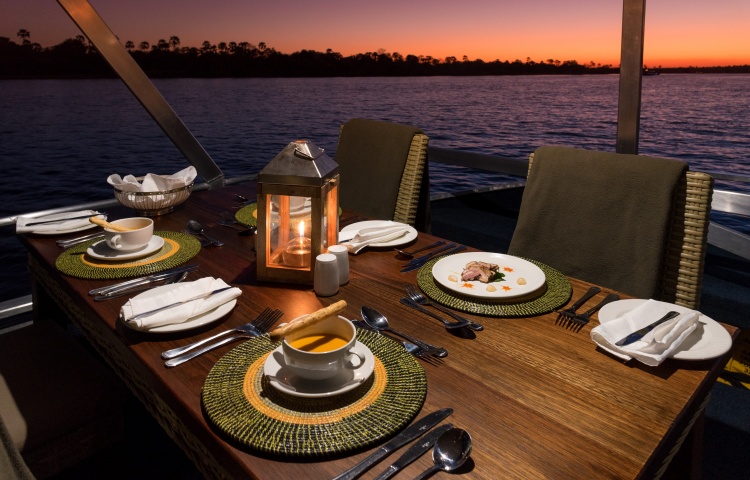 dinner_cruise-set-tables